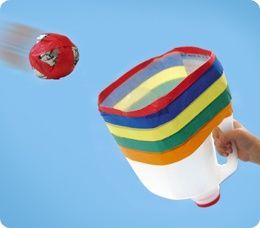 Maak een ballenwerper met een plastic fles (bv. van wasmiddel)