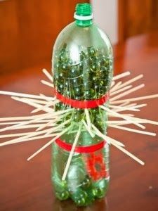 Spel met knikkers en plastic fles: trek om beurt een stokje uit de fles, de knikkers mogen zo min mogelijk vallen!
