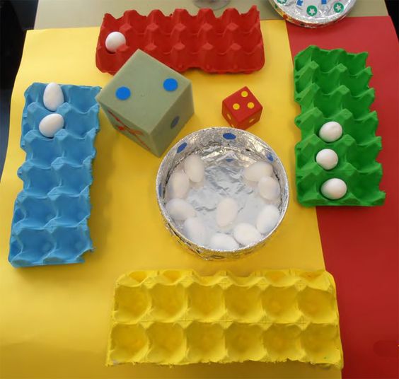 spel met plastieken eieren (of ander materiaal): dobbel om beurt en leg het juiste aantal in je eigen doosje